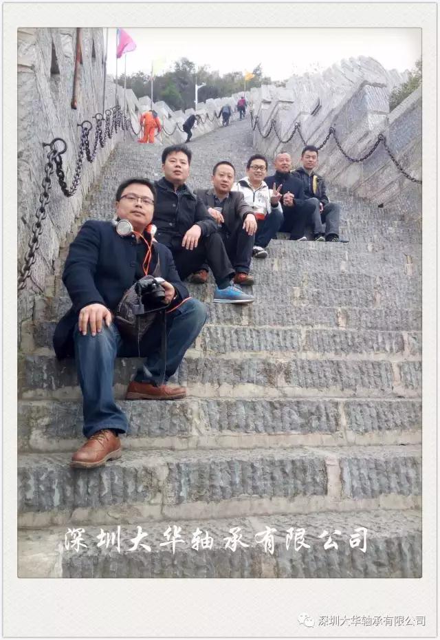 古城墻，坐在最前邊的是號稱體重130的時尚達人—九哥